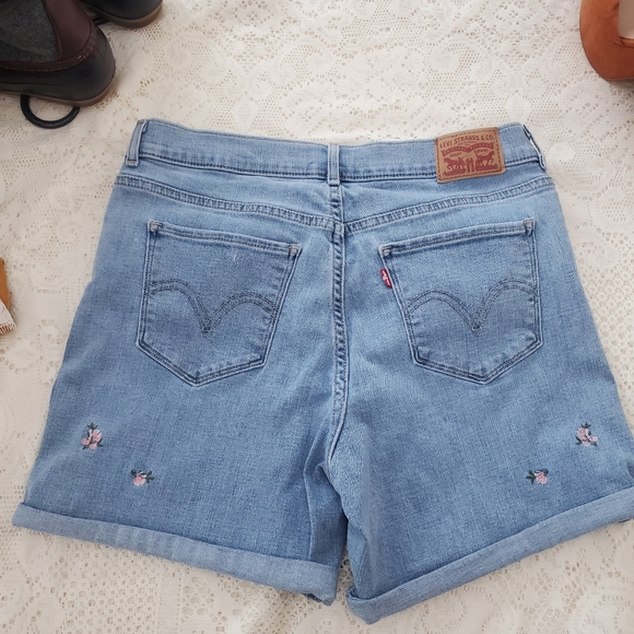 Levi's Classic Embroidered Shorts Women's Size 28 EUC - Picture 4 of 7